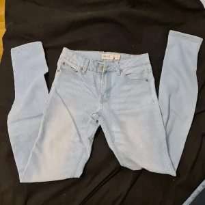 Jeans gina tricot - Använt i bra skick Storlek 25