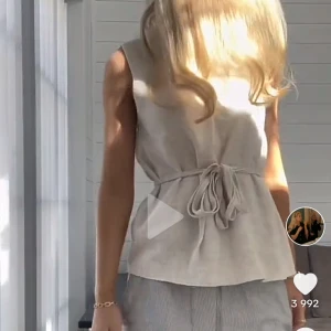 Topp från Zara - En fin topp från zara som man kan knyta i midjan på många olika sätt❣️första bilden är inte min egen, bara för att visa hur den sitter på✨