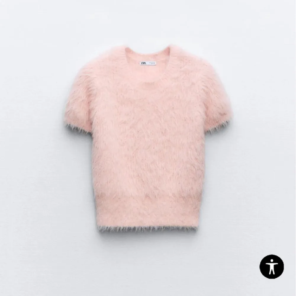 säljer min fluffiga rosa zara tröja som är använd 1 gång och är i topp skick, inga defekter💗. Toppar.