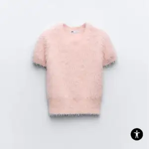 säljer min fluffiga rosa zara tröja som är använd 1 gång och är i topp skick, inga defekter💗
