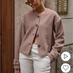 Vårjacka - Supersnygg vårjacka/kofta som passar till allt. Jättefin passform och fin färg, säljer då jag köpte två stycken, aldrig använd och lappar sitter kvar