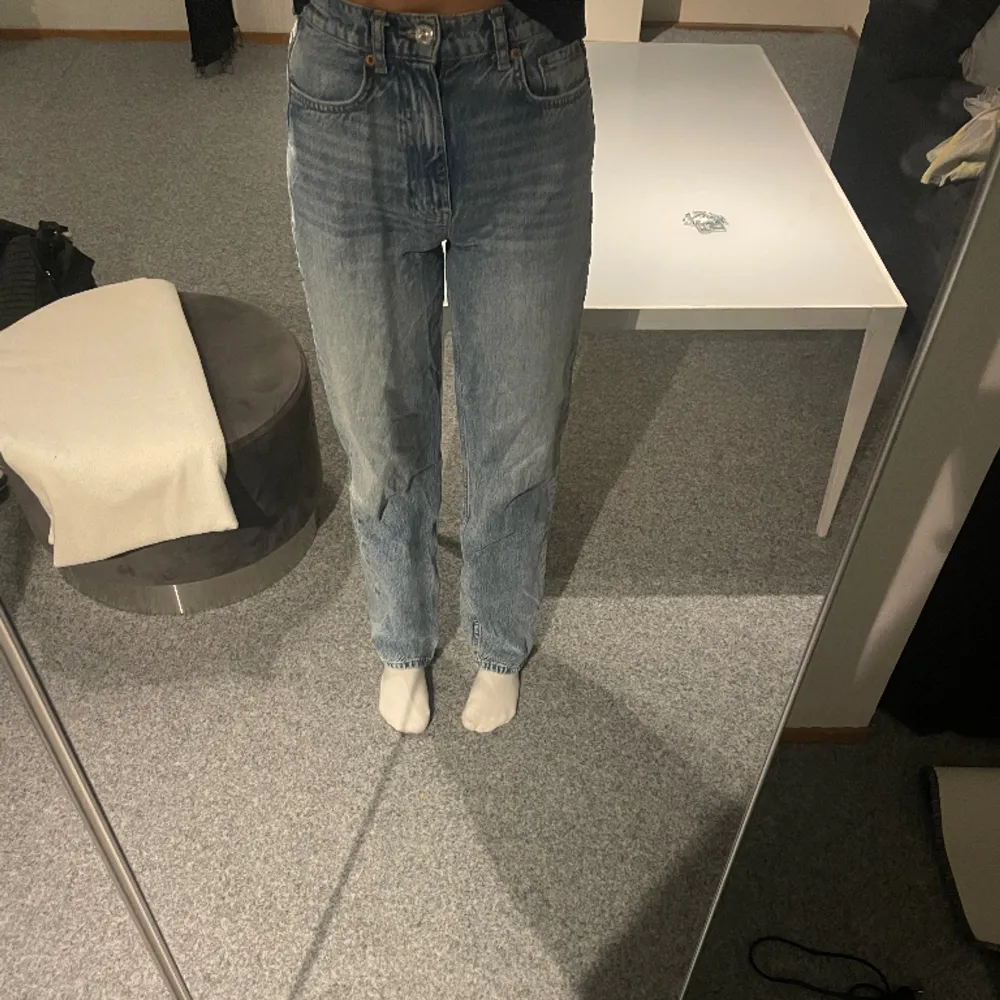 Säljer dessa Gina jeans i storlek 32. Ner till är de lite större i storleken. Köpt för 699 säljer för 150💗. Jeans & Byxor.
