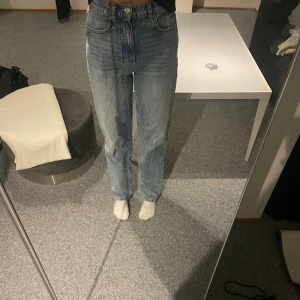 Gina jeans - Säljer dessa Gina jeans i storlek 32. Ner till är de lite större i storleken. Köpt för 699 säljer för 150💗