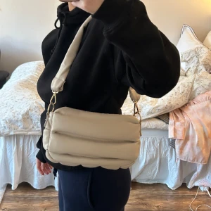 Beige väska - En mellanstor väska perfekt till vardags i en fin beige färg. Väskan kommer från asos och är i bra skick
