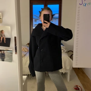 Mörkblå ginatricot kappa, använd 2-3 gånger ,inga smutsfläckar eller något sånt, kostar igentligen 400 kr💗 - 158/164 är storleken, mörkblå kappa med knappar.