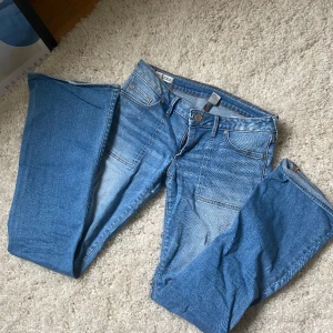 True Religion jeans - Lågmidjade bootcut jeans från True Religion. Skönt material och fint skick. Jag har suttit ett sko snöre i midjan för att kunna spänna hårt vilket fungerar bra, kan även ta ut snöret ifall det behövs. Midjemått är 40 och innerbenslängd ca 83🩷