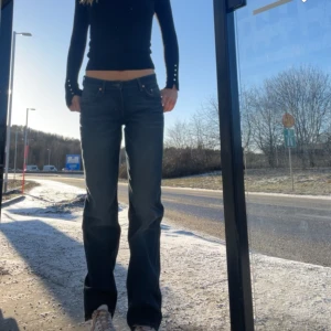 Låg midjade jeans  - Jätte snygga lågmidjade jeans som sitter jätte bekvämt och är långa. Jag har bara använt 1 gång så är i super bra skick!! Dom va dyra så säljer för 500