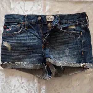 Intressekoll på dessa snygga lågmidjade shorts från hollister, bra skick🥰🥰