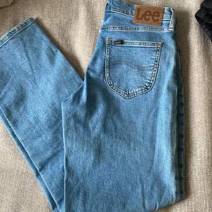 Ett par jeans från Lee som inte kommer till användning. Väldigt sköna och bara använda fåtal gånger. Storlek W27 L33🧸💕