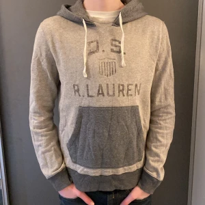 Ralph Lauren Hoodie - Säljer nu denna asfeta Ralph Lauren hoodie i ett gott skick (att den ser sliten ut är del av designen)! Storleken är M och sitter bra som det! Nypris ligger på ca 2500kr❌ säljer nu för endast 499kr✅Hör av dig vid minsta lilla fundering 😊😊