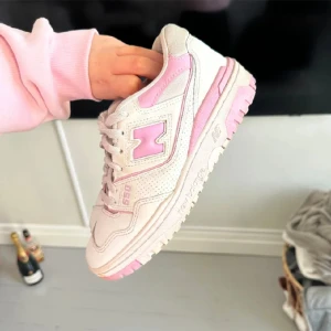 new balance skor - rosa new balance 550. Så himla fina verkligen och säljs inte längre, nypris ca 2000kr. Säljer då jag köpte här på plick men de var för små för mig som vanligtvis har 38,5. Använd fåtal gånger (se bilder)💘 första bilden är lånad💗