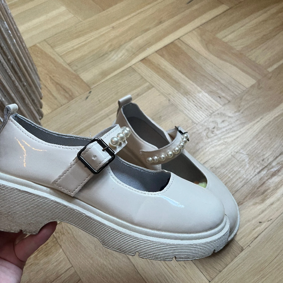 ”Sandaler” med klack och fina detaljer  - 91