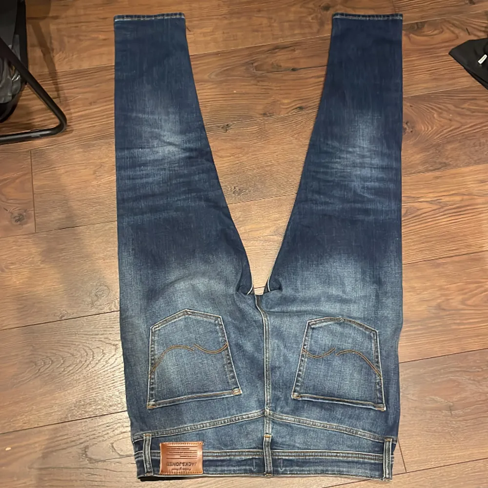 Säljer ett par Jack & Jones jeans som är använda två gånger. Storlek W33 L32.. Jeans & Byxor.