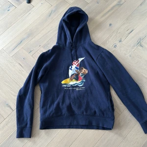 Polo bear hoodie - Säljer min polo bear då den inte används. Begagnad men har mer att ge och är svinskön. Lite noppig annars inga defekter därav priset