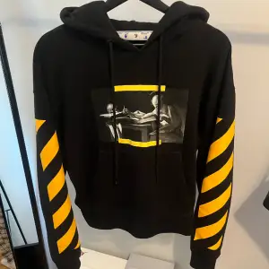 Hej! Nu säljer jag min OFF-WHITE Caravaggio tröja i storlek XS, svår att få tag på. Kvitto finns! Hör av er vid intresse! 😃