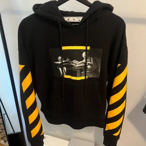 OFF-WHITE Tröja - Hej! Nu säljer jag min OFF-WHITE Caravaggio tröja i storlek XS, svår att få tag på. Kvitto finns! Hör av er vid intresse! 😃