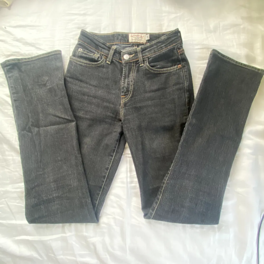 Crocker jeans i storlek S, som tyvärr inte kommer till användning längre. Använda fåtal gånger. Jeans & Byxor.