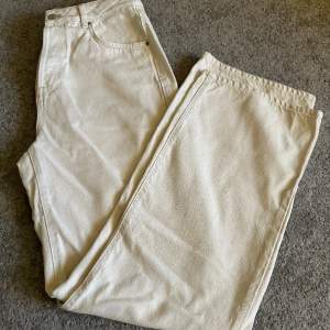 Never demin jeans bik bok Regluar Wide jeans Krämvita Storlek: Waist: 33 Length: 32  Andvänd fåtal gånger  
