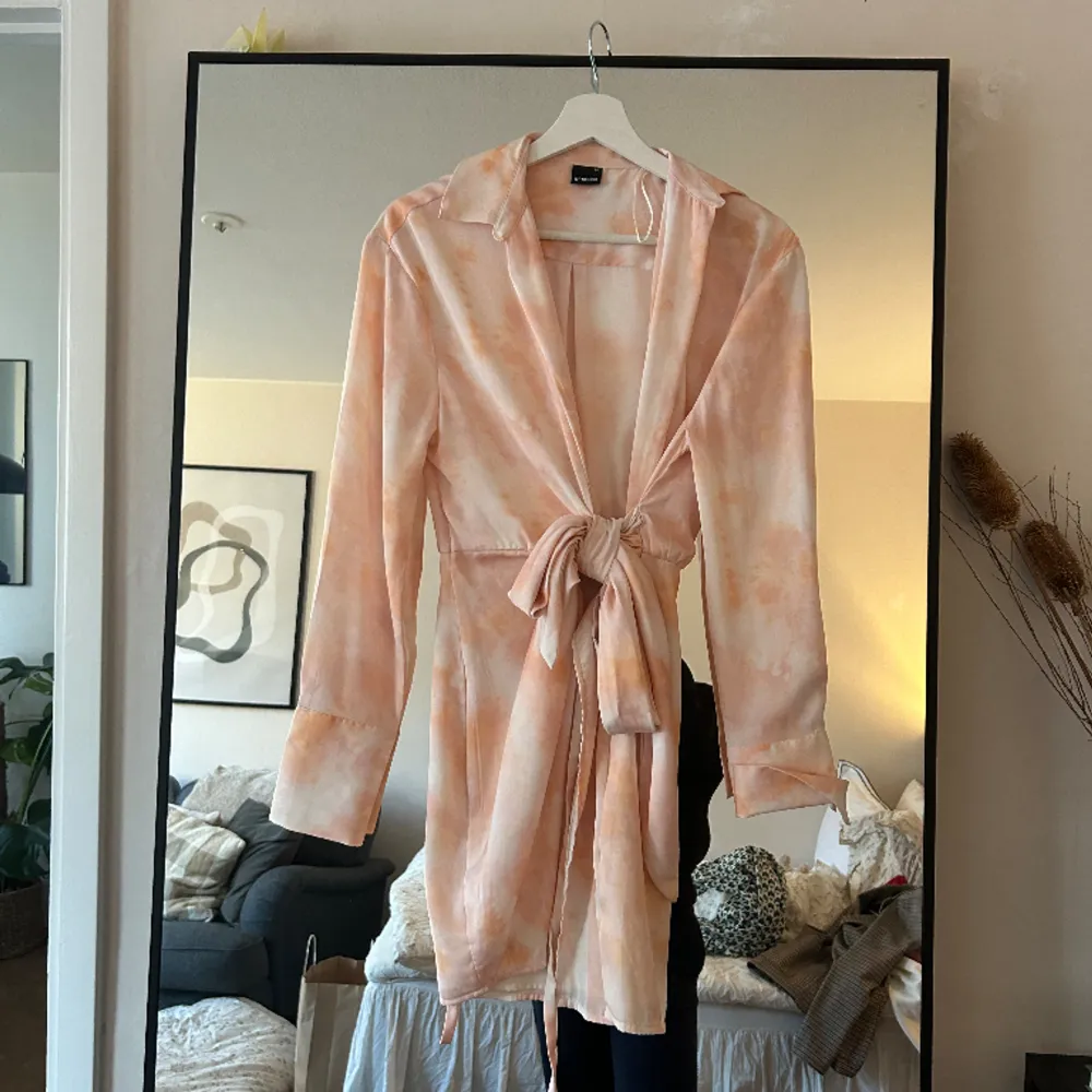 En fin klänning i aprikos/rosa färg perfekt till sommaren. Den kommer från Ginatricot i storleke 34, aldrig använd.. Klänningar.