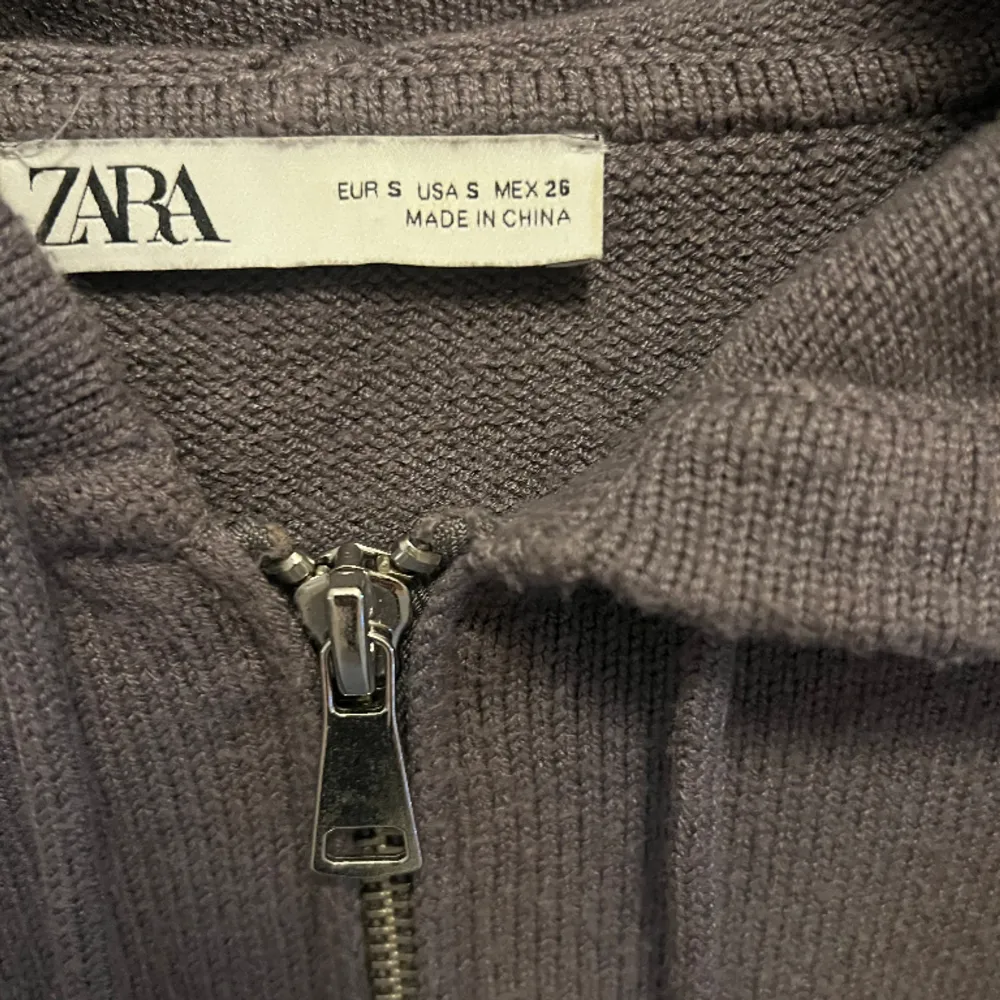 Zara kofta som tyvärr inte kommer till användning, använd va 2-4 gånger❤️. Tröjor & Koftor.