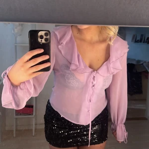 VOLANG TOPP - Skit snygg volang topp (genomskinligk), säljer den då jag tyvärr inte använd den så mycket jag hade hoppats på💕 storlek S från Kappahl!