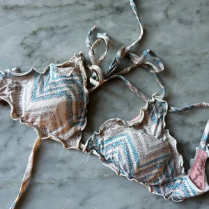 Missoni bikini - Så sjuuuuukt snygg bikiniöverdel med missoni-inspo❤️‍🔥❤️‍🔥❤️‍🔥Denna är verkligen helt perfekt och typ som ny?! A-B kupa skulle jag säga😌