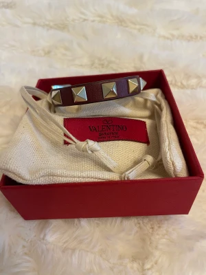 Valentino garvani armband  - Jätte fint vinrött armband som passar till allt! Skriv om ni vill ha fler bilder💕