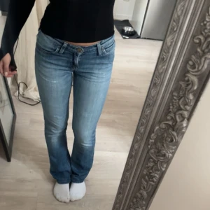 Lågmidjade lee jeans - Jättesnygga jeans köpta här på Plick, säljer då jag endast använt dom en gång bara. Fint skick och inga defekter 💕priset kan diskuteras 