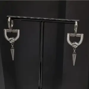 Handgjorda örhängen ● design av mig ❤️Material- 100% rostfritt stål och zinklegering●Längd -5,4cm Vattentåliga, ändrar inte färgen! Köp för 160kr/st eller 290kr/paret