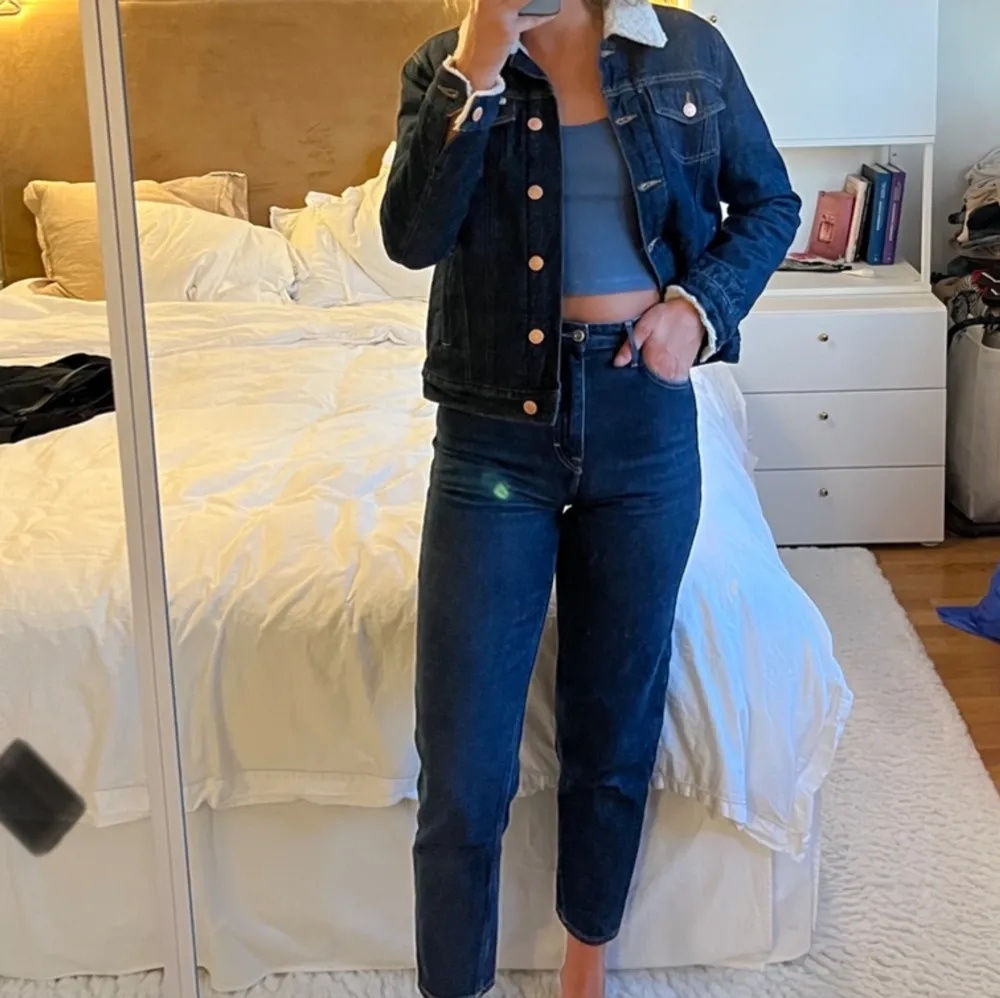 High rise tapered jeans från Tommy Hilfiger som tyvärr är lite för korta på mig som är 178💔Storlek 25/32 vilket jag skulle säga motsvarar xs eller en liten s. Matchande jacka finns i separat annons som kan säljas till paketpris!. Jeans & Byxor.