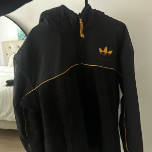 Oanvänd Adidas jacka (L) - Helt oanvänd Adidas jacka i ull i storlek L, passar även XL men även M ifall du gillar lite oversize. Köpt för 999kr, Säljer för 500kr vid snabb affär.