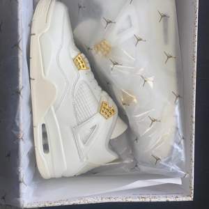 Helt nya Jordan 4 metallic gold äkta köpta från NIKE appen Skriv om du har frågor! 