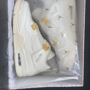 Jordan 4 golden sail - Helt nya Jordan 4 metallic gold äkta köpta från NIKE appen Skriv om du har frågor!   Kan gå ner till 3800 vid snabb affär 