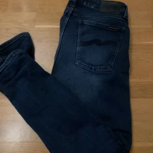 Nudie jeans blåa - Ett par riktigt feta nudie jeans i slimfit modell. Mycket bra kondition. Hör av er vid fler funderingar eller prisförslag. Tar även emot byten så de bara att skriva😊