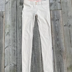 Freddy jeggings - Storlek: EU 34/ XS. Lowwaist.  Oanvända Freddy jeggings i mycket bra skick.  Nypris: 899kr 