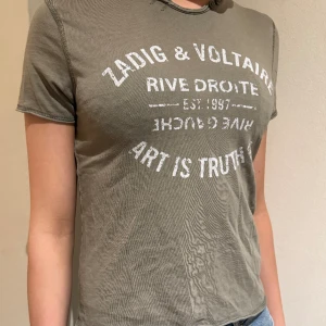 Zadig t-shirt - Zadig t shirt med tryck. Bra skick. Skulle säga att den passar på någon som är runt 150cm lång. 