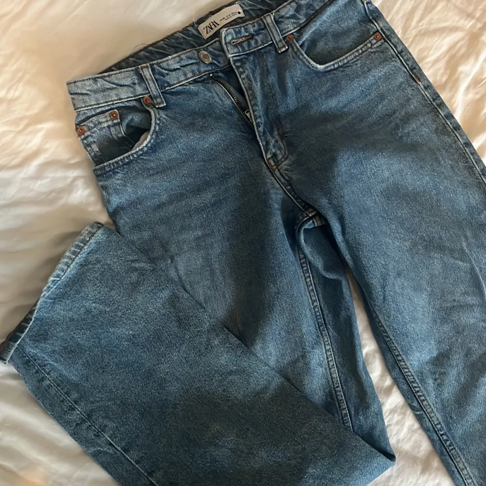 Så snygga blåa midwaist raka jeans från Zara. Jeansen säljs inte längre. Nypris 400. I mycket fint skick och har inga defekter eller tecken på användning💕. Jeans & Byxor.