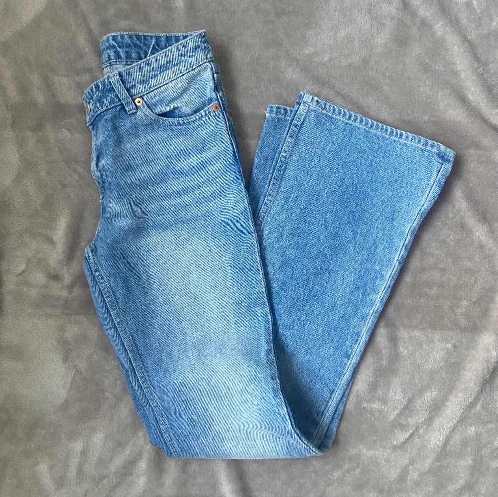 blåa jeans med låg midja från monki . Jeans & Byxor.