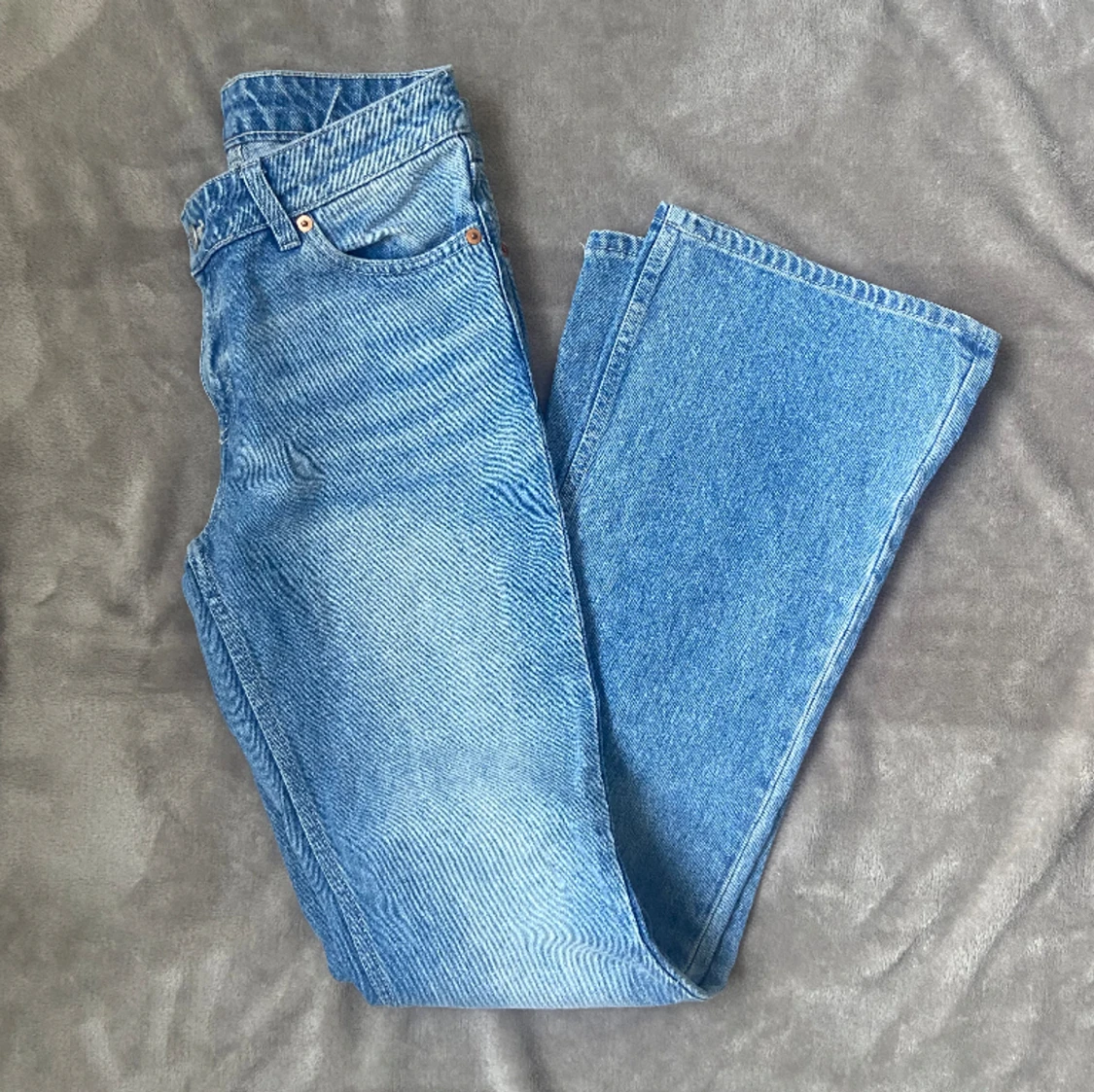 blåa jeans med låg midja