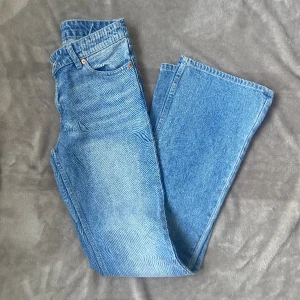 blåa jeans med låg midja - blåa jeans med låg midja från monki 