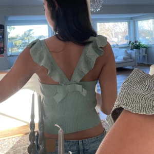 Glittrig stickat linne - Jätte söt och så fin i ryggen.  Det är barnstorlek (strl 164) men passar strl xs eller s. Den är väldigt stretchig