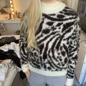 Zebra tröja - Säljer denna zebramönstrade tröjan med krage.