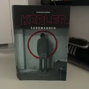 Säljer min bok Sandmannen av Kepler som är en kriminalroman🩷 är i bra skick.