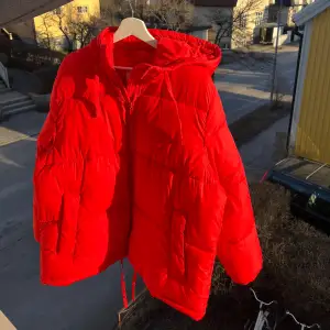 Säljer denna snygga röda jacka, använd men i bra skick. Nypris 599kr säljer för 250kr❤️😊 