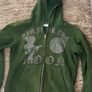 AimForTheMoon hoodie - Säljer nu min AimForTheMoon hoodie som jag har haft i ett år nu. Den är ganska bra skick det är bara några få Righn Stones som har fallit av men inte många.