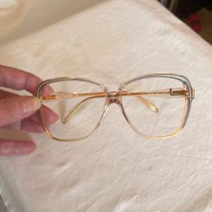 Vintage glasögonbåge från 80 talet Kommer från en nedlagd Optikbutik, aldrig använd Hela bågens bredd 130 mm Glasets storlek, bredd 55 mm, djup 52 mm