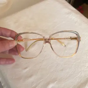 Vintage glasögonbåge från 80 talet Kommer från en nedlagd Optikbutik, aldrig använd Hela bågens bredd 130 mm Glasets storlek, bredd 55 mm, djup 52 mm