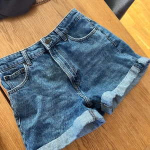 Jeansshorts  - Knappt använda