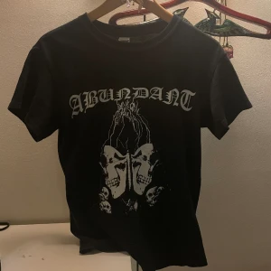 Abundant t-shirt - Abundant t-shirt, säljs inte längre.