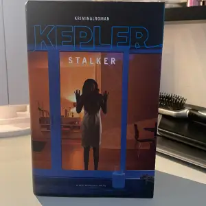 Säljer min bok Stalker med Kepler som är en kriminalroman. Är i bra skick🩷